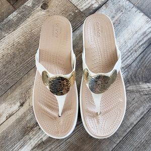 Crocs dual comfort wedge sandle gold and cream